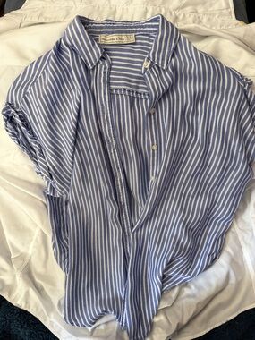 Abercrombie & Fitch Blue and White Striped Short-Sleeve Button Shirt size XS